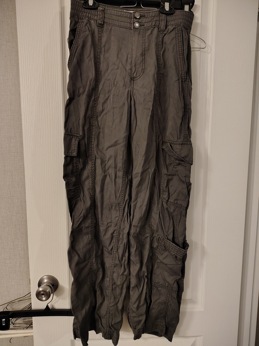 Hollister Olive Cargo Pants with Multi-Pocket Design